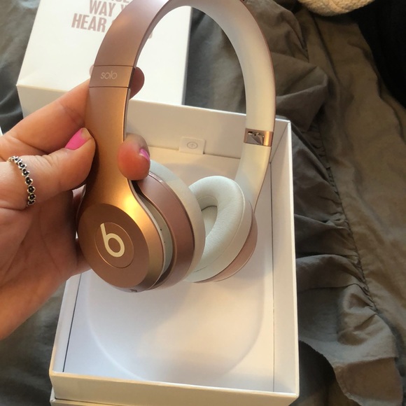 BEATS SOLO2 WIRELESS HEADPHONES - Picture 3 of 4